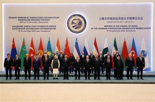 Các đại biểu chụp ảnh chung tại Hội nghị thượng đỉnh Tổ chức Hợp tác Thượng Hải (SCO) ở Samarkand, Uzbekistan ngày 16/9/2022. (Ảnh: AFP/TTXVN)