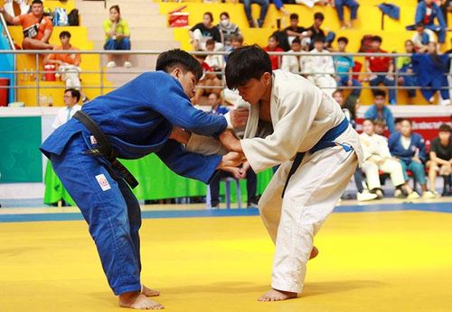 Trận đấu nội dung đối kháng hạng cân dưới 55kg nam giữa 2 vận động viên: Huỳnh Thông Nhân - Đồng Tháp (bên trái) và Lã Hoàng Phong (Quân đội)