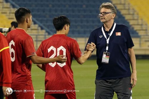 HLV Troussier động viên các học trò đừng lo về kết quả và ông hài lòng với việc đi đúng hướng của các cầu thủ. Ảnh: VFF