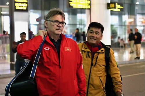  HLV trưởng Philippe Troussier khá nghiêm nghị. Sau trận thua thứ ba, chiến lược gia người Pháp cho biết ông vừa tiếc và thất vọng khi U23 Việt Nam thiếu may mắn. Ông vẫn tin đội đang đi đúng hướng trong hành trình dài. 