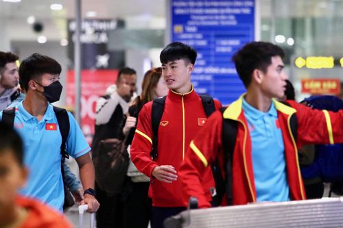  Bộ ba U20 Nguyễn Quốc Việt, Nguyễn Văn Trường và Khuất Văn Khang thuộc nhóm đầu tiên về nước. Tâm trạng họ khá trầm, không sôi nổi như mọi khi. 