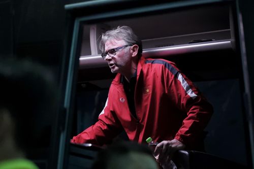  Khi lên xe bus, ông Troussier cau mày khi trao đổi điều gì đó với các trợ lý. 