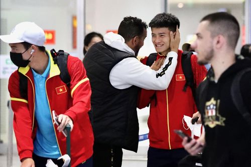  Trợ lý Moulay Lahsen Azzeggouarh đã về nước từ hôm qua. Sáng nay, ông ra đón vợ sang du lịch và đã nán lại sân bay để chào đón cầu thủ U23 Việt Nam. 