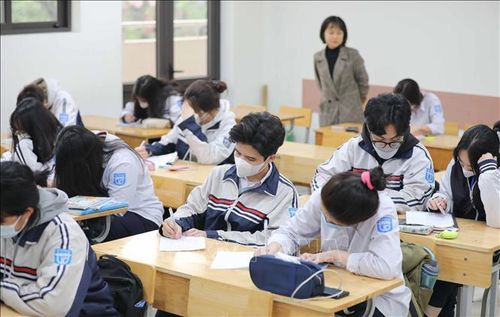 Kỳ kiểm tra học kỳ một vừa qua, học sinh lớp 12 THPT Trương Định (quận Hoàng Mai) được làm bài theo đề chung và chấm chéo bài làm để giúp học sinh tập dượt với không khí kỳ thi và đánh giá khách quan mức độ đáp ứng bài học của học sinh.