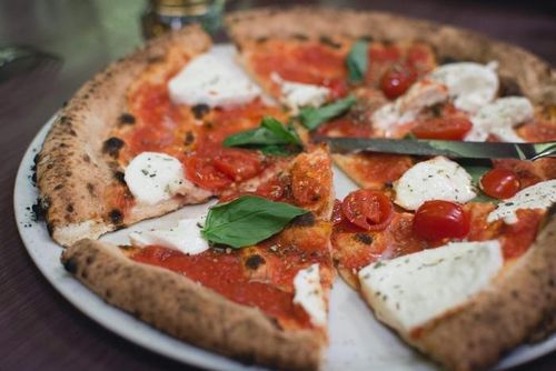 Pizza do Neapolitan 'Pizzaiuolo' làm