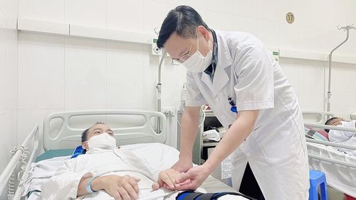 Thăm khám và điều trị bệnh nhân Gout tại Bệnh viện Việt Đức. Ảnh BVCC.