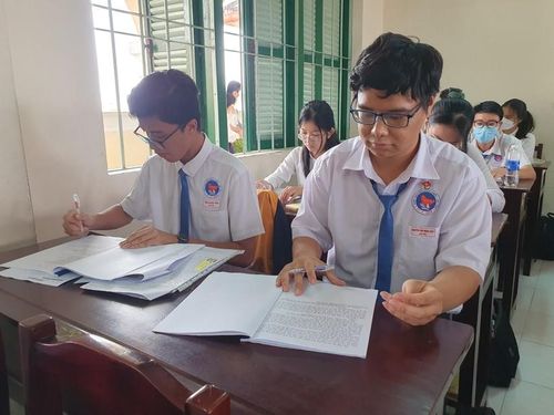 Nhà trường chủ động kế hoạch ôn luyện cho HS lớp 12, dạy đến đâu chắc kiến thức đến đó.