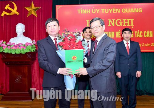 Đồng chí Chủ tịch UBND tỉnh Nguyễn Văn Sơn trao Quyết định cho đồng chí Phạm Quang Thanh.