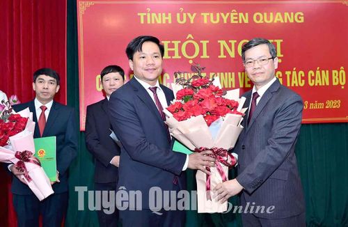 Đồng chí Chủ tịch UBND tỉnh Nguyễn Văn Sơn trao Quyết định cho đồng chí Hoàng Minh Cảnh.