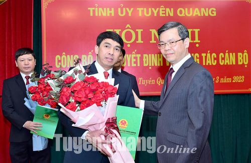 Đồng chí Chủ tịch UBND tỉnh Nguyễn Văn Sơn trao quyết định cho đồng chí Trần Minh Học.