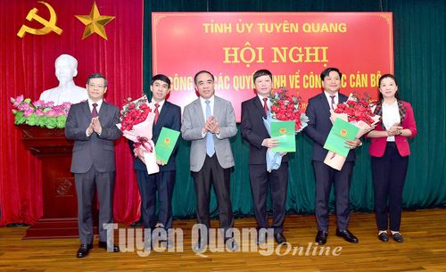 Các đồng chí lãnh đạo tỉnh tặng hoa chúc mừng các đồng chí được bổ nhiệm.