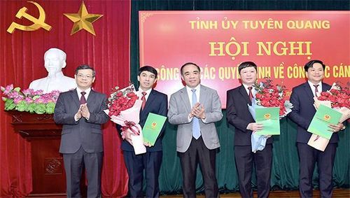 Bí thư Tỉnh ủy cùng Chủ tịch UBND tỉnh Nguyễn Văn Sơn chụp ảnh lưu niệm cùng các cán bộ vừa được bổ nhiệm