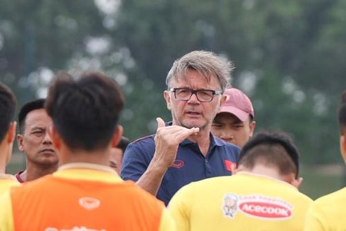 HLV Troussier với triết lý bóng của mình, liệu có thể tồn tại lâu dài?