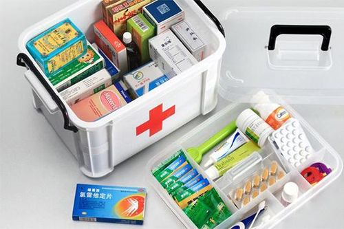 Trong tủ thuốc gia đình luôn cần có một số thuốc và vật dụng y tế thông thường.