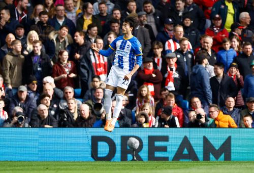  Với pha lập công này, Mitoma đi vào lịch sử Premier League với tư cách chân sút người Nhật Bản ghi nhiều bàn nhất trong một mùa giải (7 bàn). Anh vượt qua kỷ lục trước đó của Shinji Kagawa (6 bàn ở mùa 2012/13 cho Man United). 