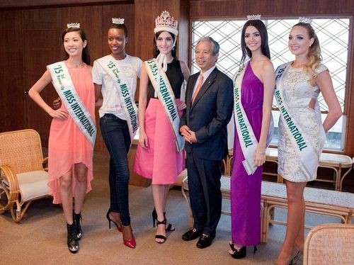  Thúy Vân (ngoài cùng bên trái) là thí sinh Việt đạt thành tích cao nhất ở Miss International. Edymar Martínez (giữa) đăng quang năm 2015, được mệnh danh Hoa hậu Quốc tế đẹp nhất lịch sử. Ảnh: MI. 