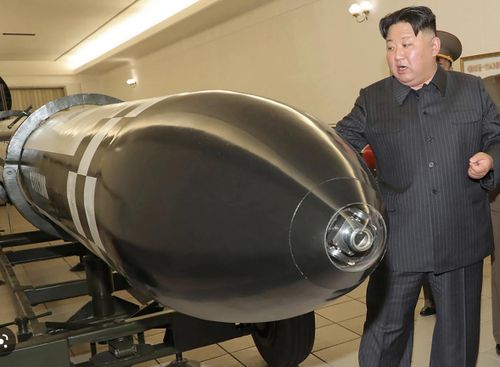 Chủ tịch Triều Tiên Kim Jong-un kiểm tra một đầu đạn chiến thuật mới được phát triển. Ảnh: AP