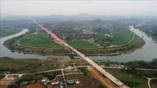 Cầu Đoan Hùng bắc qua sông Chảy thuộc Dự án xây dựng đường cao tốc Tuyên Quang - Phú Thọ kết nối với cao tốc Nội Bài - Lào Cai, đoạn đi qua huyện Đoan Hùng, tỉnh Phú Thọ.