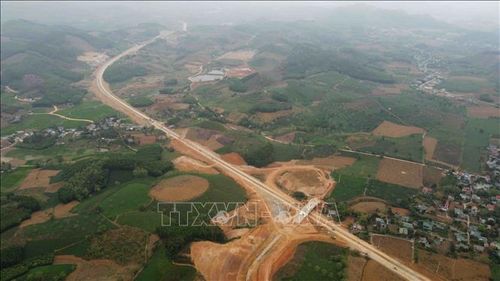 Nút giao đường cao tốc Tuyên Quang - Phú Thọ kết nối với cao tốc Nội Bài - Lào Cai với QL 2D thuộc xã Nhĩ Khê, huyện Yên Sơn, tỉnh Tuyên Quang.