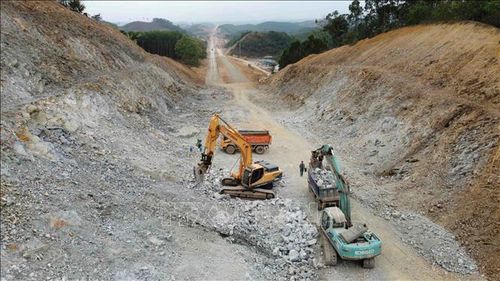 Thi công đường cao tốc Tuyên Quang - Phú Thọ bên phía tỉnh Tuyên Quang.