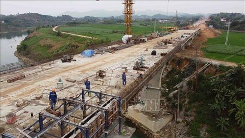 Cầu Đoan Hùng vượt Sông Chảy trên tuyến cao tốc Tuyên Quang - Phú Thọ được thi công từ tháng 8/2021, đến nay các đơn vị thi công đã cơ bản hoàn thành các hạng mục chính. Ngày 8/3/2023 đã hợp long cầu chính nối liền đôi bờ sông, dự kiến hoàn thành toàn bộ cầu trong quý II/2023.