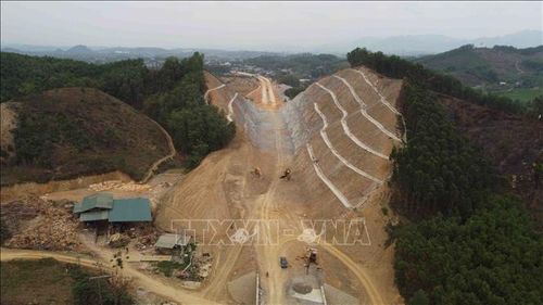Một điểm thi công trên tuyến thuộc Dự án xây dựng đường cao tốc Tuyên Quang - Phú Thọ kết nối với cao tốc Nội Bài - Lào Cai, đoạn đi qua tỉnh Tuyên Quang.