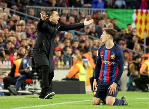 Sóng gió bỗng chốc ập đến với Gavi và Barcelona.