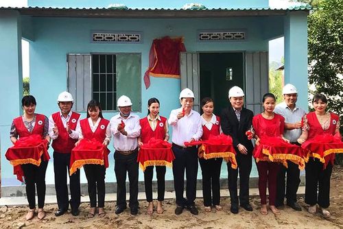 Ông Hà Quốc Trị - Phó Bí thư Tỉnh ủy, Trưởng đoàn Đại biểu Quốc hội tỉnh, Trưởng Ban Chỉ đạo Cuộc vận động “Mỗi tổ chức, mỗi cá nhân gắn với một địa chỉ nhân đạo” tỉnh cùng nhà tài trợ bàn giao nhà ở cho hộ nghèo huyện Khánh Vĩnh.