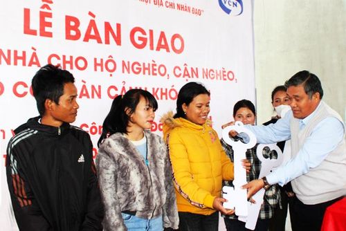 Ông Mấu Thái Cư - Bí thư Huyện ủy Khánh Sơn trao chìa khóa bàn giao nhà cho hộ nghèo.