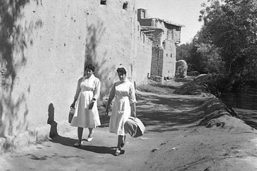Hình ảnh nữ hộ sinh 17 tuổi vào năm 1960 ở Afghanistan. Chương trình đào tạo "cô đỡ thôn bản" do WHO hỗ trợ giúp nâng cao sức khỏe bà mẹ và trẻ sơ sinh tại những ngôi làng xa xôi hẻo lánh.