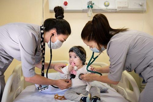 Giống như nhiều quốc gia khác, Armenia đang phải đối mặt với tình trạng kháng kháng sinh - thách thức đối với sức khỏe cộng đồng. Armenia đang tiến hành các bước hạn chế lạm dụng kháng sinh. (Ảnh: Các bác sĩ kiểm tra phổi cho một em bé bị viêm tiểu phế quản tại phòng khám Wigmore ở Yerevan, Armenia vào ngày 8/11/2021. Nguồn ảnh: WHO / Nazik Armenakyan)