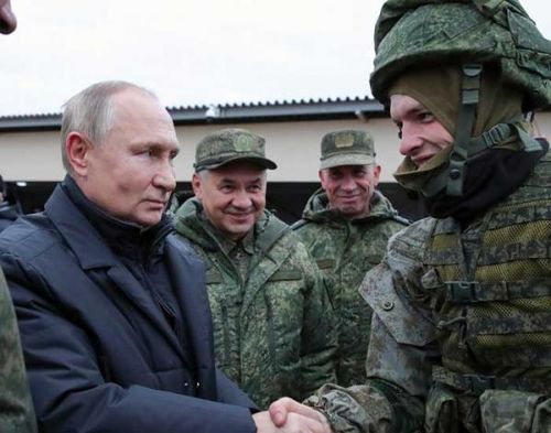 Tổng thống Putin bắt tay người lính Nga tại một trung tâm huấn luyện.