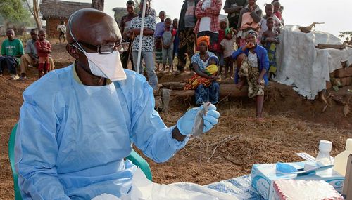 Nhân viên y tế hướng dẫn người dân vùng Bauchi (Nigeria) cách phòng ngừa lây lan virus Lassa. Nguồn: dailytrust.