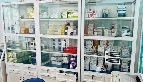 Tủ thuốc tại một trạm y tế phường thuộc quận Tân Phú, một trong số ít những địa phương thực hiện khá tốt cung ứng thuốc cho trạm y tế. Ảnh: Sở Y tế TP.HCM.