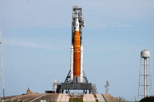 Tên lửa mặt trăng thế hệ tiếp theo của NASA - tên lửa SLS - tại Cape Canaveral, Florida cho sứ mệnh Artemis I. Ảnh: Reuters