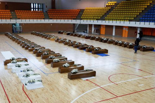  Quan tài của những người thiệt mạng trong vụ đắm tàu tại Palasport ở Crotone, Italy. Ảnh: Reuters. 