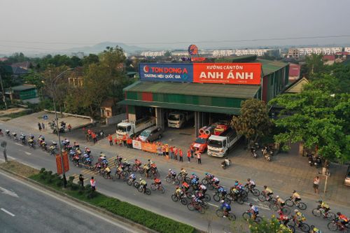 Các tay đua bám sát nhau chặt chẽ trên đường đua