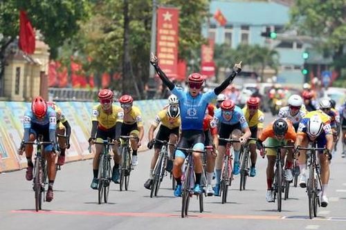 Niềm vui chiến thắng của tay đua Nguyễn Văn Bình