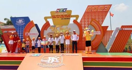 Trao học bổng cho cá em học sinh