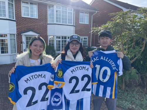  Mitoma là niềm tự hào của nhiều CĐV châu Á trên đất Anh. 