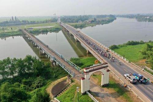 Đoàn đua đi qua cầu HIền Lương. Ảnh: HOÀNG HÙNG