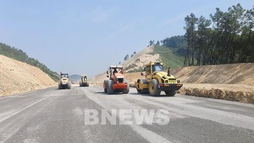 Toàn tuyến cao tốc Nghi Sơn - Diễn Châu đã thi công cấp phối đá dăm loại 1 đạt 50% tương đương với 25/50km. Ảnh: CTV/BNEWS/TTXVN