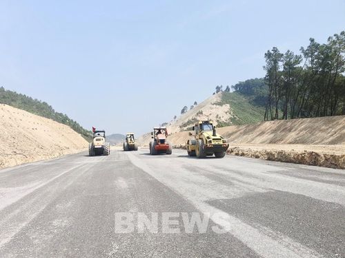 Gói thầu XL02 đã triển khai thi công thử lớp bê tông nhựa rỗng 25. Ảnh: CTV/BNEWS/TTXVN