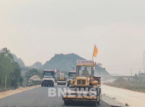 Nhà thầu đang huy động thêm nhiều máy móc, thiết bị và nhân lực đẩy nhanh tiến độ các gói thầu. Ảnh: CTV/BNWS/TTXVN