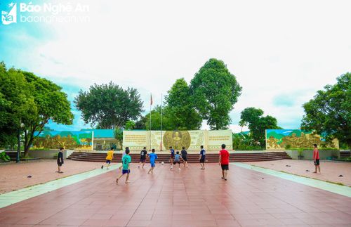Theo đó, đã tạo nên nhiều sân chơi cho người dân trên địa bàn. (Trong ảnh: Các em nhỏ đá bóng tại Công viên Quế Phong). Ảnh: Đình Tuyên