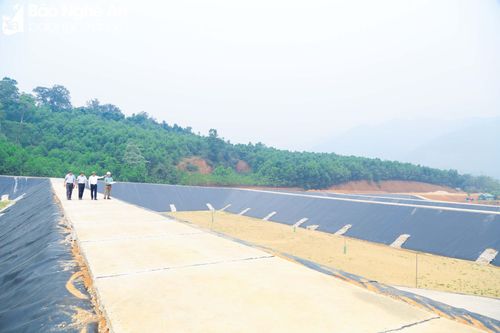 Nhiều công trình dân sinh cũng đặc biệt được quan tâm, như công trình Nhà máy nước thị trấn Kim Sơn, Dự án bãi xử lý rác thải... (Trong ảnh: Bãi xử lý rác thải, công trình được ưu tiên nguồn vốn trong 2 năm 2021-2022 để đẩy nhanh tiến độ, hoàn thành đưa vào sử dụng trong quý I/2023, hứa hẹn sẽ giải quyết hiệu quả các vấn đề thu gom, xử lý rác thải, nâng cao chất lượng môi trường sống của người dân. Ảnh: Đình Tuyên