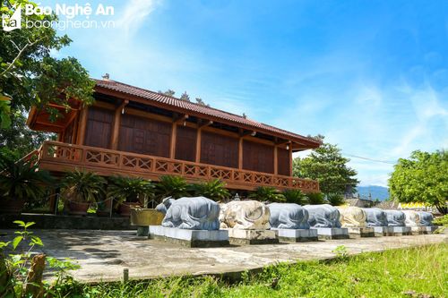 Các điểm di tích lịch sử, văn hóa cũng được quan tâm trùng tu. (Trong ảnh: Đền Chín gian ở xã Châu Kim. Đây là di tích lịch sử, văn hóa có nguồn gốc lâu đời gắn liền với quá trình hình thành các bản mường của đồng bào Thái miền Tây Bắc Nghệ An nói chung và huyện Quế Phong nói riêng. Gắn với di tích có Lễ hội Đền Chín Gian được tổ chức từ ngày 14 - 16/2 âm lịch hàng năm và 3 năm tổ chức một lần với quy mô cấp vùng, thu hút hàng nghìn du khách). Ảnh: Đình Tuyên