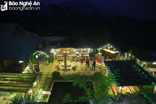 Nhiều điểm du lịch cộng đồng, Farmstay cũng được đầu tư, góp phần đưa Quế Phong trở thành một trong những điểm đến của khách du lịch trong và ngoài tỉnh (Trong ảnh: Farmstay Nhật Minh ở xã Châu Thôn thời điểm về đêm). Ảnh: Đình Tuyên