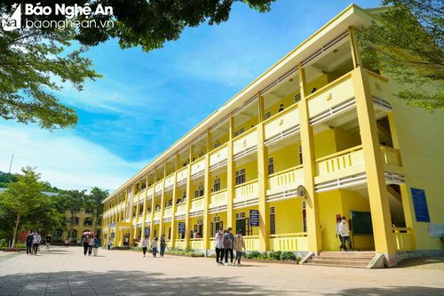 Đặc biệt trên lĩnh vực giáo dục, cùng với nội lực, huyện đã nhận được sự chung tay của nhiều tổ chức, cá nhân trong và ngoài tỉnh, góp phần xây dựng hệ thống cơ sở vật chất trường, lớp học ngày càng khang trang. (Trong ảnh: Trường THPT huyện Quế Phong). Ảnh: Đình Tuyên