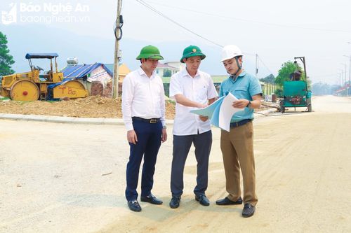 Theo lãnh đạo huyện Quế Phong, với đặc thù của một huyện miền núi, có điều kiện địa hình phức tạp, bởi vậy từ các các chương trình, dự án đầu tư, huyện đặc biệt chú trọng lĩnh vực xây dựng cơ sở hạ tầng điện - đường - trường - trạm, xem đây là “đòn bẩy” để thúc đẩy phát triển kinh tế - xã hội, xóa đói giảm nghèo, nâng cao đời sống vật chất, tinh thần cho người dân. (Trong ảnh: Lãnh đạo huyện Quế Phong kiểm tra tiến độ các công trình chào mừng kỷ niệm 60 năm thành lập huyện Quế Phong (19/4/1963 - 19/4/2023). Ảnh: Đình Tuyên
